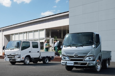 写真左はダブルキャブ・2WD・ジャストロー・木製デッキ・1.0トン積・2.0Lガソリン車