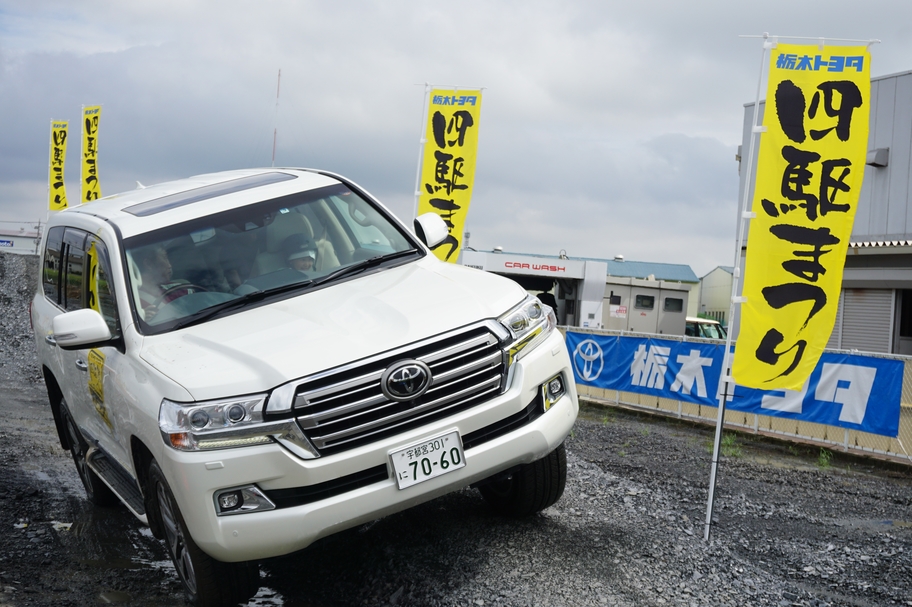 四駆祭で悪路コースを進むランクル