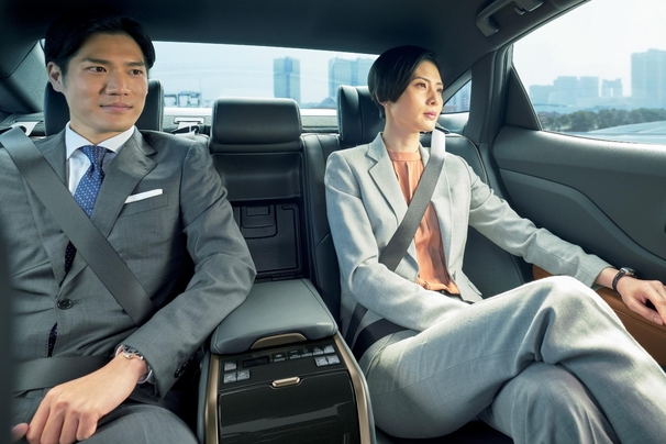 【モデル入り素材】CROSSOVER RS（2.4Lターボハイブリッド車）